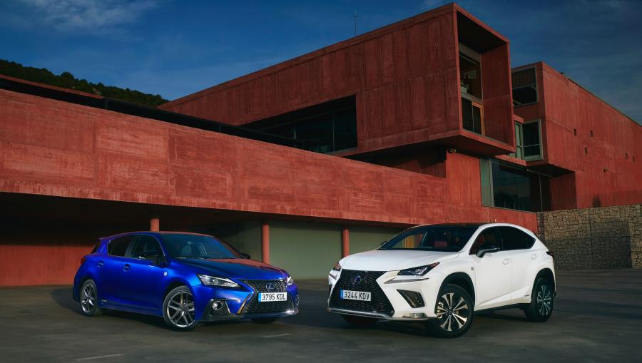  Lexus CT200h F-Sport 2017 года  (WW) (фото 13 из 25)